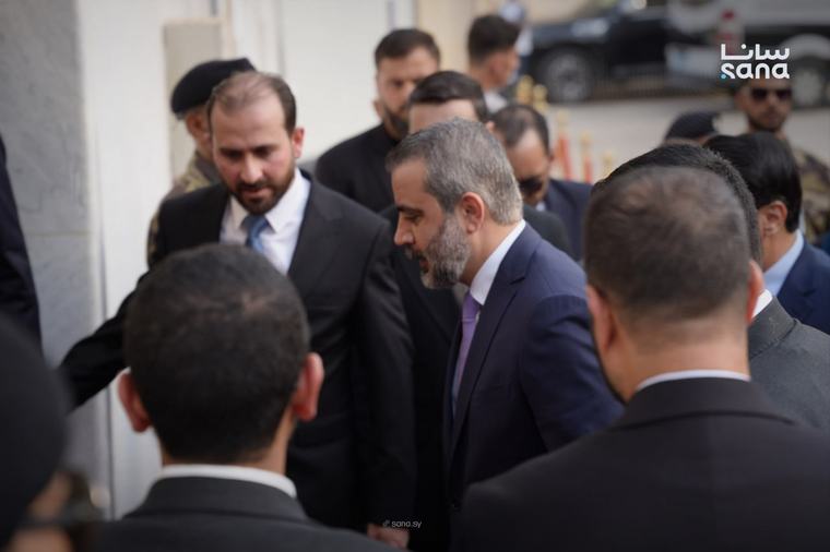 الشيباني يصل إلى مقر السفارة السورية في طرابلس لإعادة افتتاحها