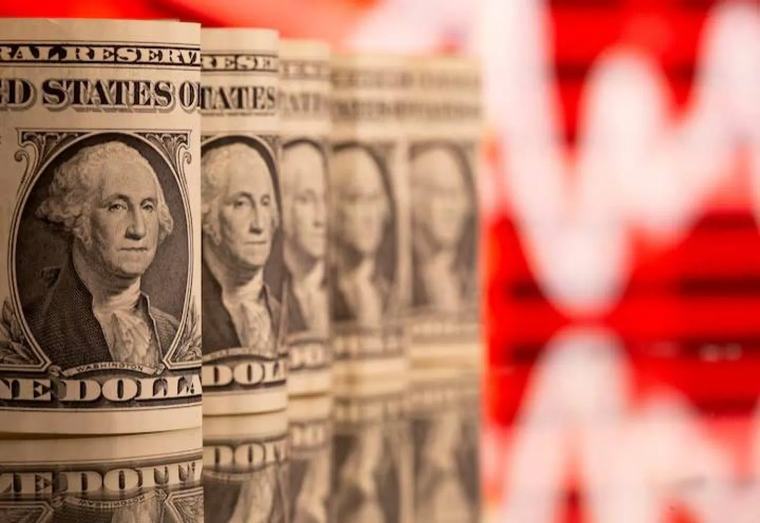 الدولار يرتفع بعد توقعات برفع أسعار الفائدة