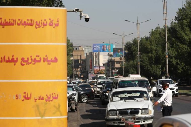 طوابير أمام محطات الوقود في بغداد مع تراجع الواردات عبر "هرمز"